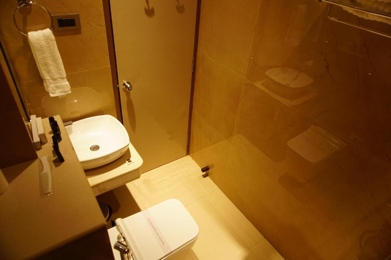 Red Orchid Otel Kanpur Dış mekan fotoğraf