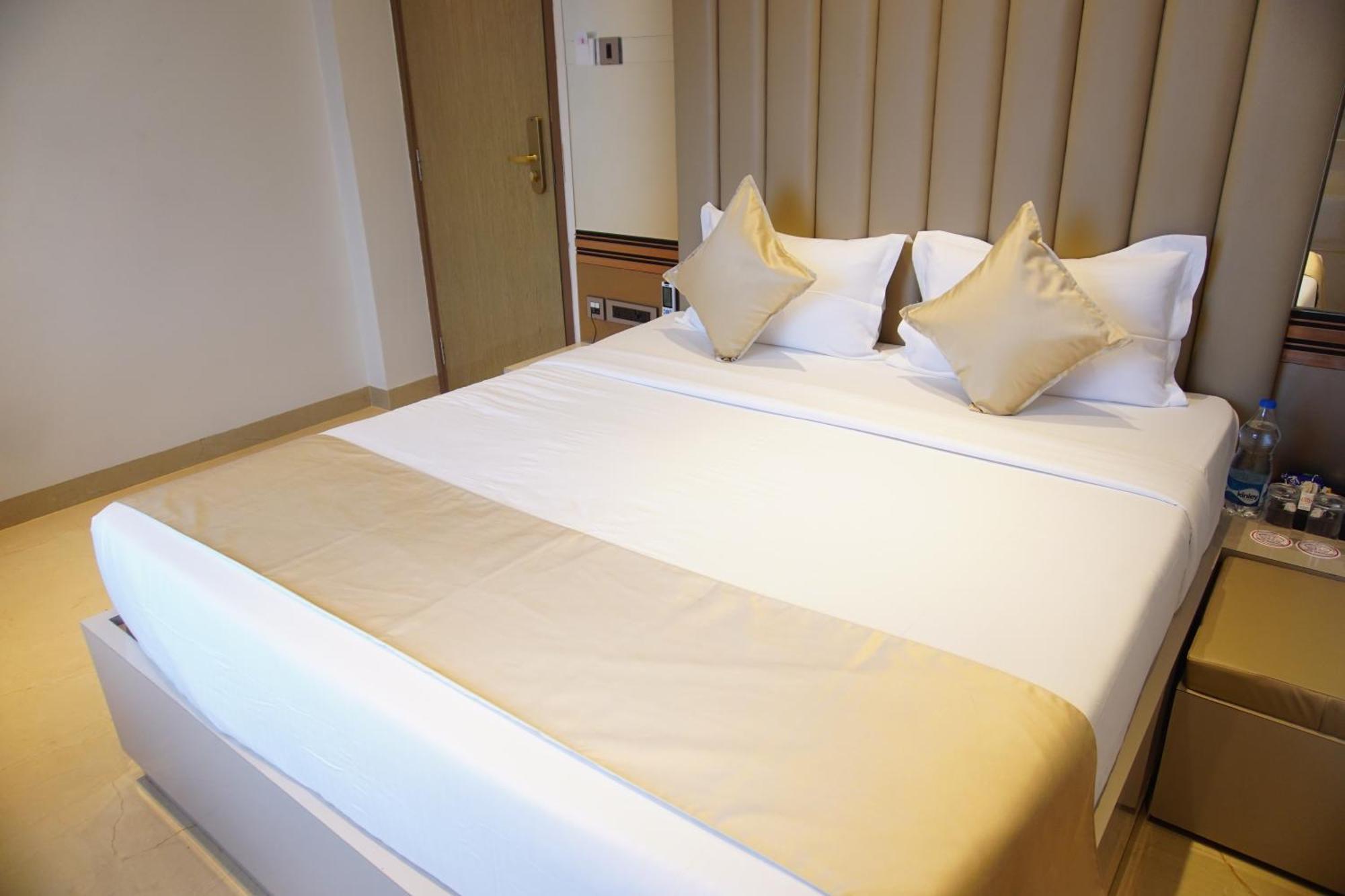Red Orchid Otel Kanpur Dış mekan fotoğraf